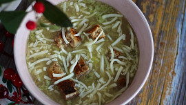 Nejlepší česnečka se sýrem, která vás postaví na nohy: Sytá polévka pomůže jako vyprošťovák i přírodní lék proti nachlazení