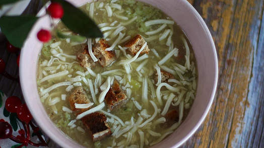 Nejlepší česnečka se sýrem, která vás postaví na nohy: Sytá polévka pomůže jako vyprošťovák i přírodní lék proti nachlazení