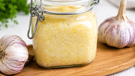 Česneková pasta z pouhých dvou surovin. Jak ji připravit a bezpečně skladovat