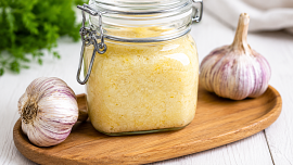 Česneková pasta z pouhých dvou surovin. Jak ji připravit a bezpečně skladovat