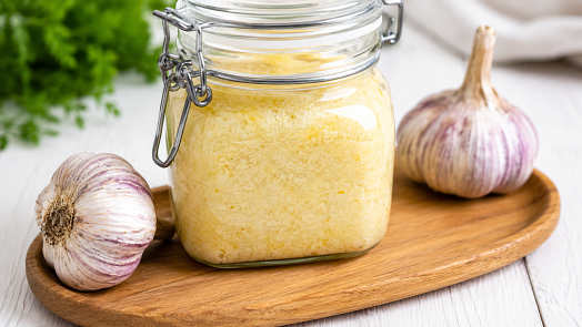 Česneková pasta z pouhých dvou surovin. Jak ji připravit a bezpečně skladovat