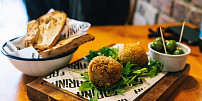 Osmažte si arancini: Slané plněné kuličky ze Sicílie jsou dokonalou chuťovkou třeba k vínu
