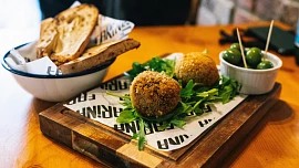 Osmažte si arancini: Slané plněné kuličky ze Sicílie jsou dokonalou chuťovkou třeba k vínu