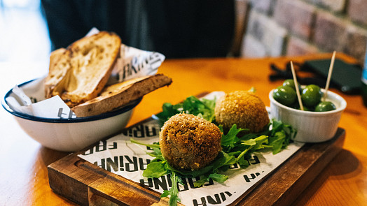 Osmažte si arancini: Slané plněné kuličky ze Sicílie jsou dokonalou chuťovkou třeba k vínu