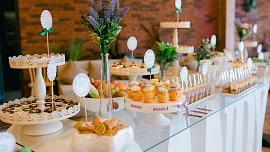 Dobroty, kam se podíváš! Hitem letních oslav jsou sladké bary. Co na nich servírovat?