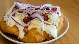 Připravte si langoše jako v Maďarsku: Důležitou roli hraje zakysaná smetana i dva druhy mouky. Výsledek vás nadchne