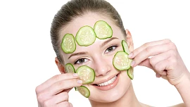Kosmetika ze spíže: Okurkové slupky na pleť, soda na vlasy a brambory na ruce. Co ještě využít z kuchyně?