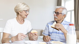 Nejčastější chyby při snídani po 60 letech: Rohlík s marmeládou už nestačí, sáhněte raději po vejcích