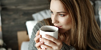 Pijte kávu, zpomalíte stárnutí: Studie prokázala, kolik šálků denně je prospěšných pro náš organismus