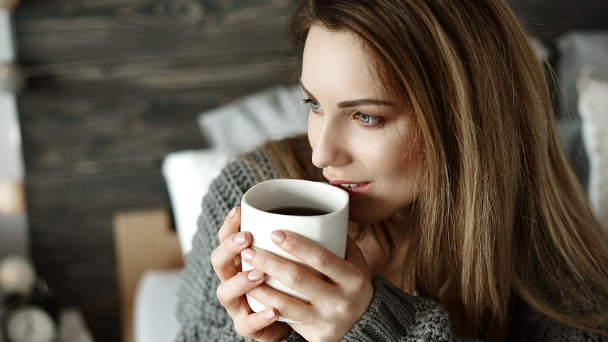 Pijte kávu, zpomalíte stárnutí: Studie prokázala, kolik šálků denně je prospěšných pro náš organismus