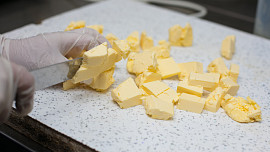 Jak správně zmrazit máslo, aby vydrželo na vánoční pečení: Využijte akce a připravíte lahodné cukroví levněji a bez stresu