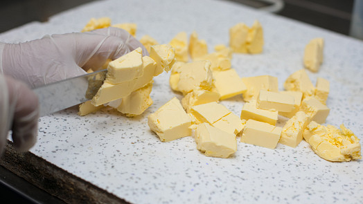 Jak správně zmrazit máslo, aby vydrželo na vánoční pečení: Využijte akce a připravíte lahodné cukroví levněji a bez stresu