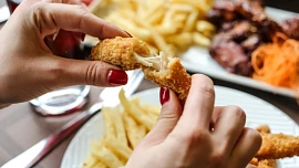 Tajemství kuřecích nugetek: Oblíbené jídlo fast foodů vzniklo původně v laboratoři, ale doma připravené jsou božské