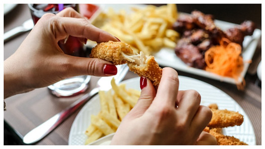 Tajemství kuřecích nugetek: Oblíbené jídlo fast foodů vzniklo původně v laboratoři, ale doma připravené jsou božské
