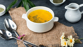 Trik na čirý a zlatavý vývar podle našich babiček: Tuhle ingredienci byste v něm nečekali, posune ho ale na úplně jinou úroveň