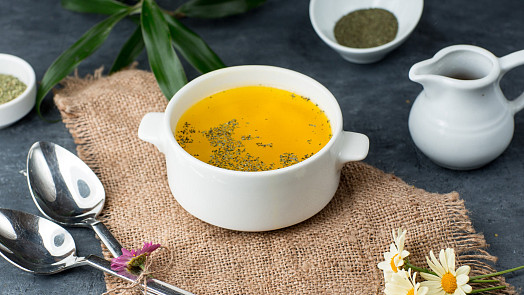 Trik na čirý a zlatavý vývar podle našich babiček: Tuhle ingredienci byste v něm nečekali, posune ho ale na úplně jinou úroveň