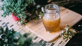 Vyrobte si bylinkový med: Zkuste pampeliškový, mátový nebo třeba s rakytníkem