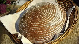 Naše babičky věděly, jak uchovat chléb déle čerstvý. Pomáhal jim tradiční způsob skladování bez igelitu