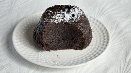 Sladká tečka v rekordním čase? Zkuste čokoládový mug cake, který můžete servírovat za tři minuty