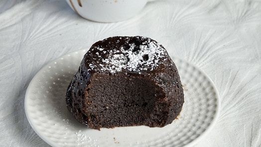 Sladká tečka v rekordním čase? Zkuste čokoládový mug cake, který můžete servírovat za tři minuty