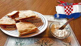 Recepty z Chorvatska: Komikša pogača je koláč plný šťavnaté cibule a rajčat, výtečnou chuť doplňují také slané sardelky