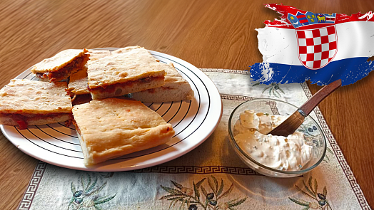 Recepty z Chorvatska: Komikša pogača je koláč plný šťavnaté cibule a rajčat, výtečnou chuť doplňují také slané sardelky