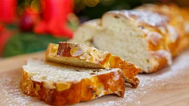 Když zbyde vánočka, co z ní připravit? Francouzský toust nebo jednoduchý crumble!