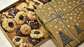 Skladujete cukroví v plechových krabicích? Pozor, ne všechny se na to hodí! Ty správné poznáte podle malého znaku