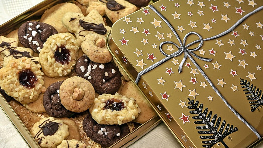 Skladujete cukroví v plechových krabicích? Pozor, ne všechny se na to hodí! Ty správné poznáte podle malého znaku