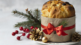 Italský dezert panettone je plný rozinek a kandovaného ovoce. Upečte jej místo vánočky!