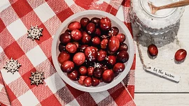 Brusinky až z Ameriky. Dělá se z nich omáčka ke krocanovi a hodí se i do moučníků