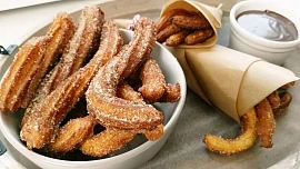 Křupavé na povrchu, měkké uvnitř: Španělské churros vonící skořicí zvládnete připravit i doma z těsta, které dobře znáte