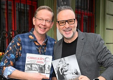 Vánoce dvojice Cibulka a Jagelka jsou vše, jen ne tradiční: Speciální řízky a salát už se nekonají, ale jídla najdete u pánů spoustu