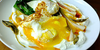 Snídaně na turecký způsob: Pošírovaná vejce cilbir na peřince z jogurtu a s jednoduchou chilli omáčkou chutnají fantasticky