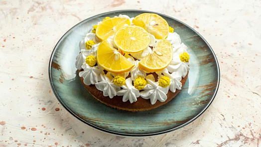Letní koláč z okurkového těsta s citronem nadchne překvapivou vláčností a svěžestí i jemnou citrusovou vůní šlehačkové pěny