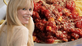 Modelka Claudia Schifferová miluje boloňské špagety a má velkou slabost pro netradiční britskou pomazánku Marmite