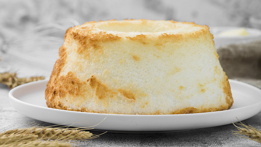 Úžasný andělský koláč: Je nadýchaný jako obláček a využijete do něj přebytečné bílky