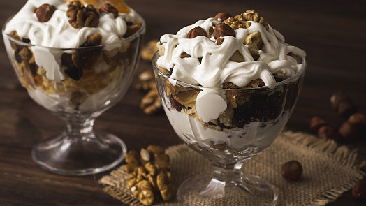 Zbylo vám cukroví? Využijte vanilkové rohlíčky, pusinky a další druhy do nádherných pohárů. Milují je všichni