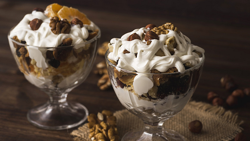 Zbylo vám cukroví? Využijte vanilkové rohlíčky, pusinky a další druhy do nádherných pohárů. Milují je všichni