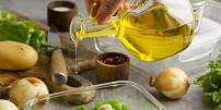 Jaký olej použít na smažení, pečení i do salátu? Přehled, který vám zachrání vaření