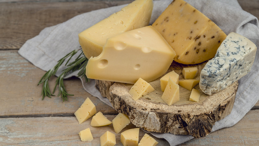 Ve výběru sýrů je každý jiný. Některé druhy jsou ovšem pro náš organismus lepší.