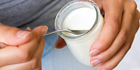 Jak na výrobu domácího jogurtu bez jogurtovače? Teplota a trpělivost jsou hlavní zbraně