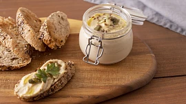 Moretum: Česneková pomazánka podle antického receptu má pořádné grády, česnekem se v ní nešetří