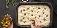 Královnou italských chlebů je focaccia. Upečte si ji podle originálního receptu!