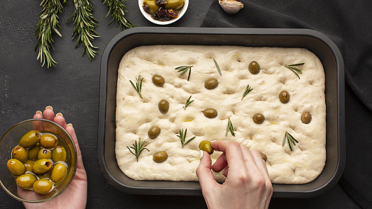 Královnou italských chlebů je focaccia. Upečte si ji podle originálního receptu!