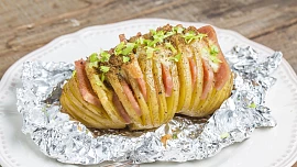 Grilované brambory 5x jinak: V alobalu se nemusí hlídat, na špízu chutnají nejlépe mezi dvěma plátky slaniny a batáty jen na velký žár