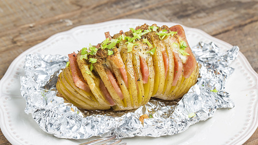Grilované brambory 5x jinak: V alobalu se nemusí hlídat, na špízu chutnají nejlépe mezi dvěma plátky slaniny a batáty jen na velký žár