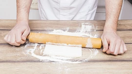 Domácí listové těsto se vyplatí připravit ve větším množství. Přebytečnou část můžete zamrazit na příště