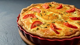 Rajčatový koláč zavoní kombinací skvělých sýrů a bazalky. Jednoduchou přípravu přitom zvládne i kuchařský amatér