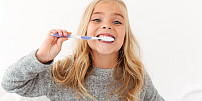 Čím si vyčistit zuby, když nemáte pastu? Pomůže kokos i slupka od banánu
